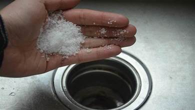 洗碗池上撒一把食鹽，真的厲害了，解決了不少人的困擾，省錢又實用