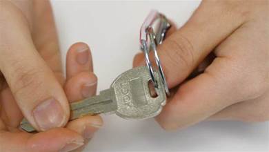 穿鑰匙扣小竅門，以後不要再去用指甲扣了，這招真的太好用了