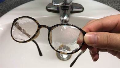 還在用眼鏡布擦眼鏡？告訴你洗眼鏡的小方法，洗完乾淨又清晰
